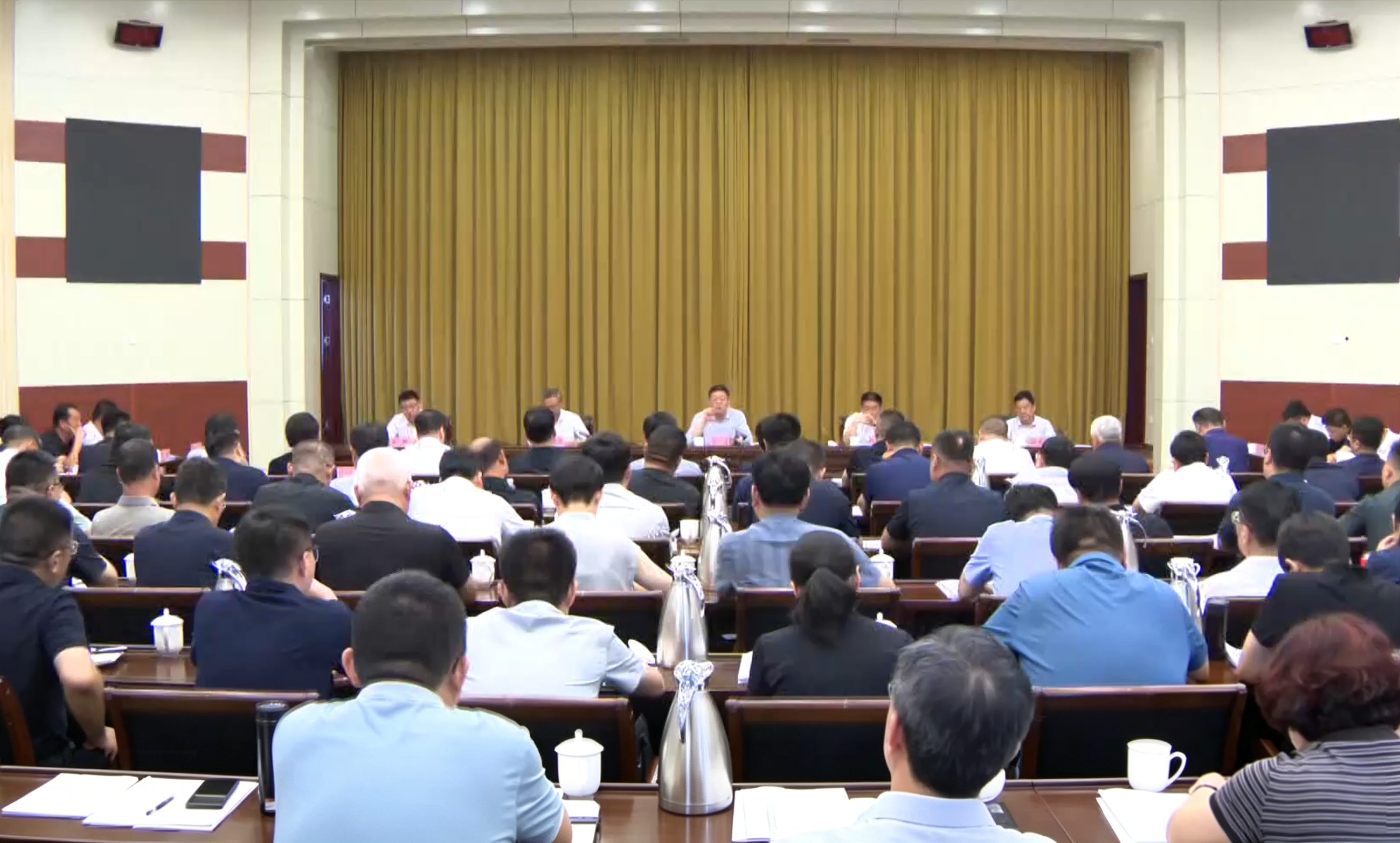 县党政联席扩大会议暨上半年工作会议召开