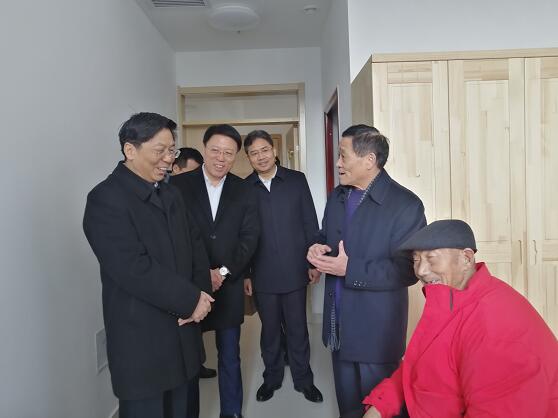 沂源县人民政府 时政要闻 王可来我市走访慰问老党员和困难群众