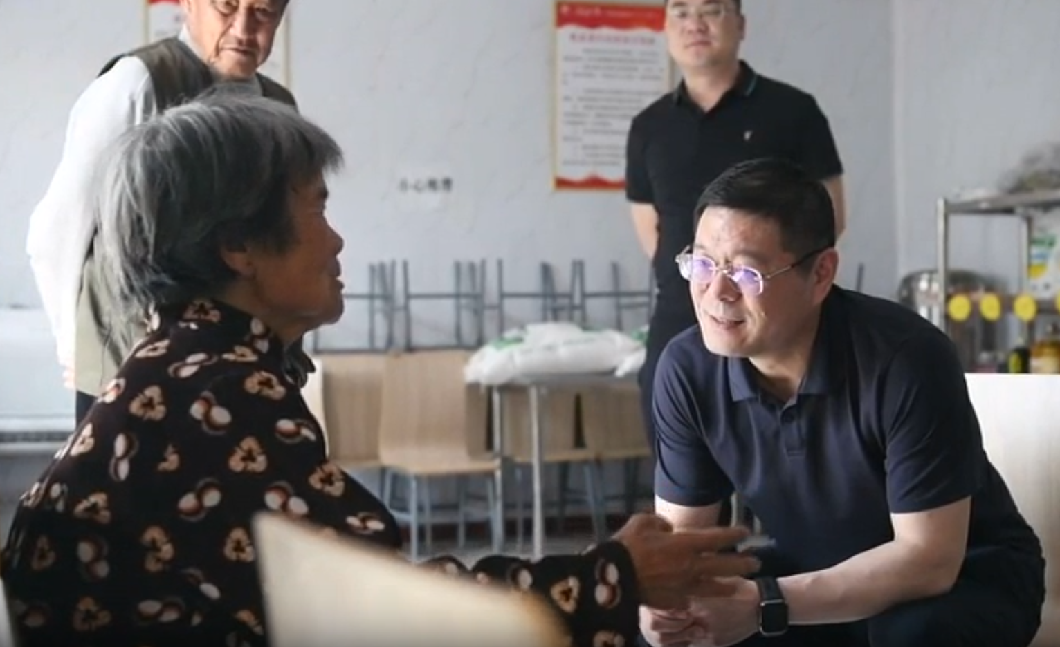 张涛以“四不两直”方式到东里镇调研