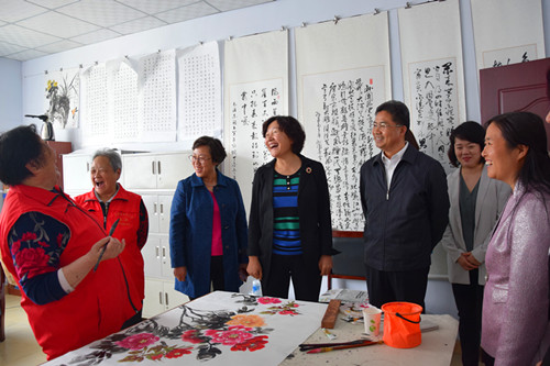 5月2日,省妇联副主席魏艳菊一行来我县调研,市妇联主席,党组书记