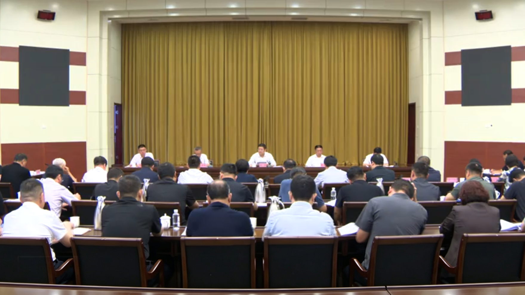 县委常委会会议召开
