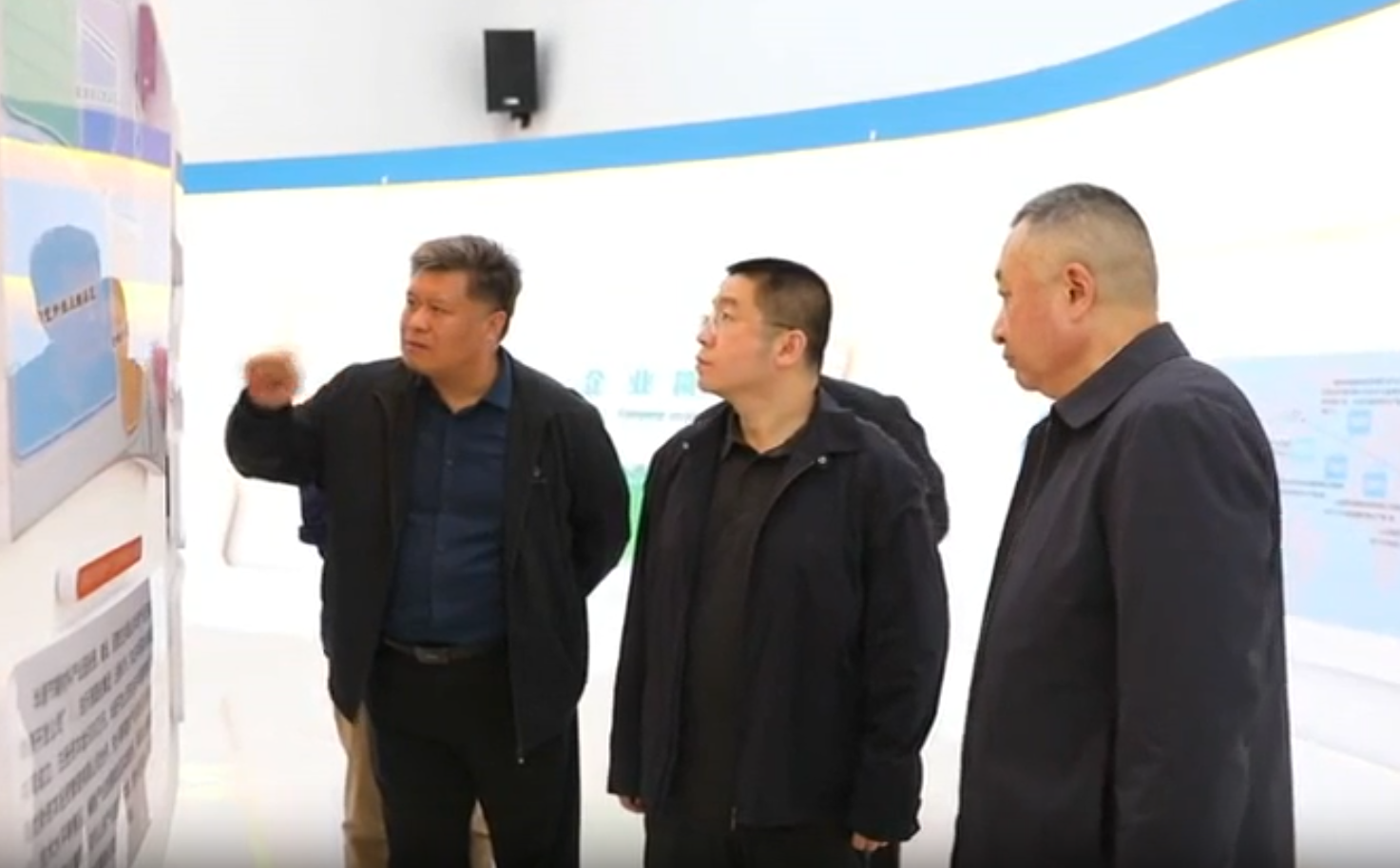 县委副书记、县人民政府县长赵学走访联系服务企业