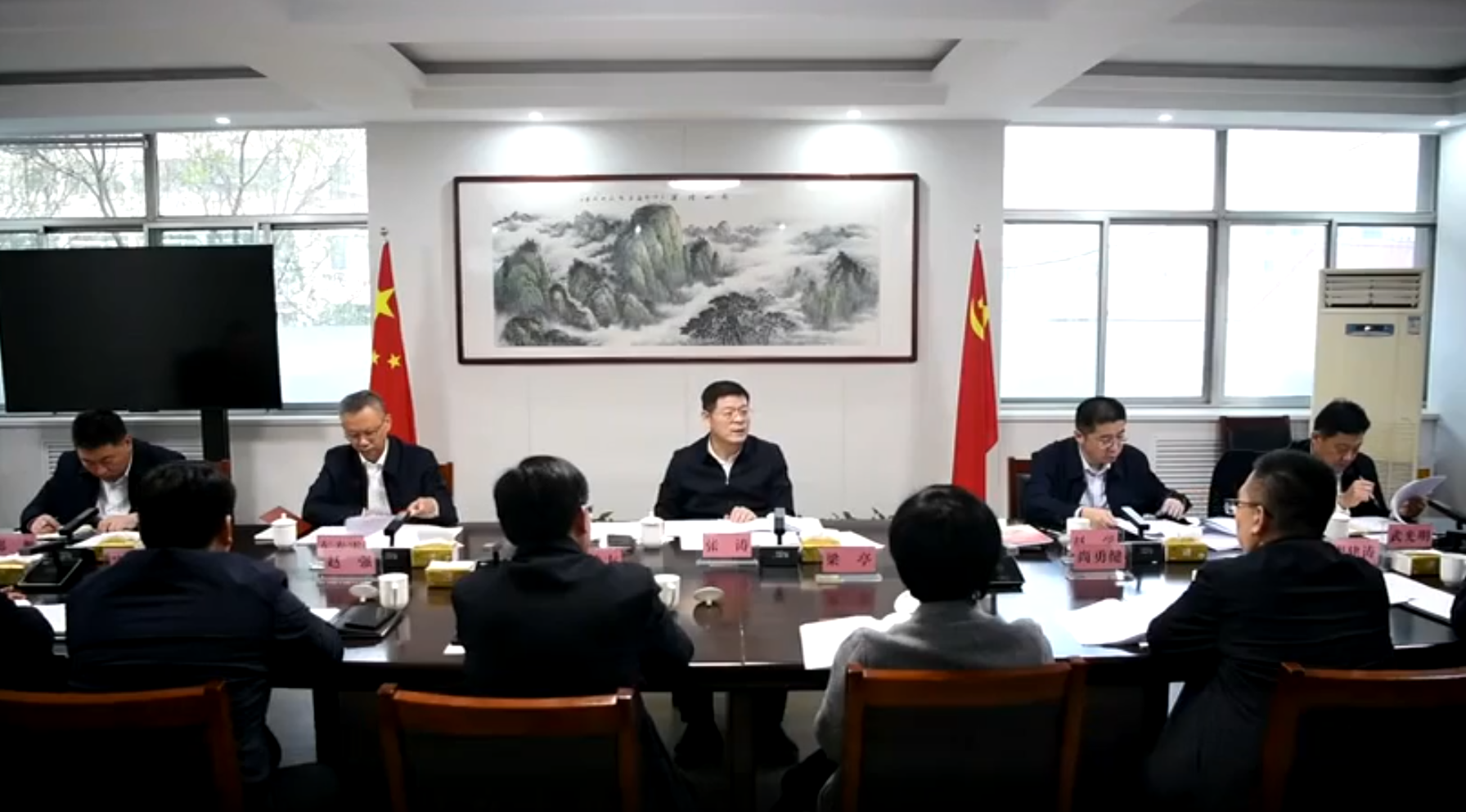 县委理论学习中心组举行集体学习