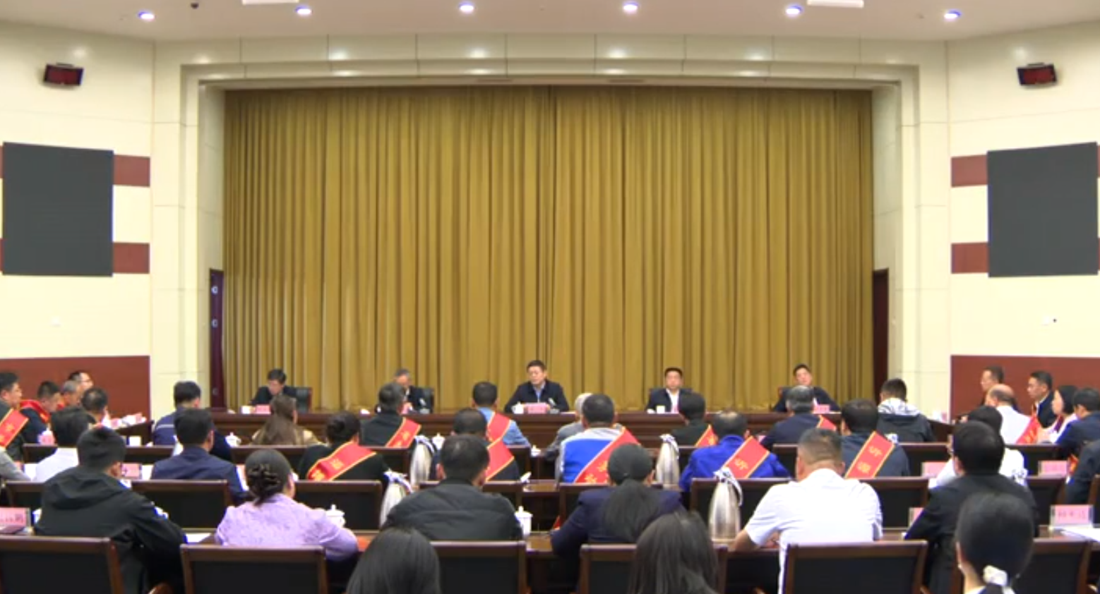 全县劳模代表、青年代表座谈会召开